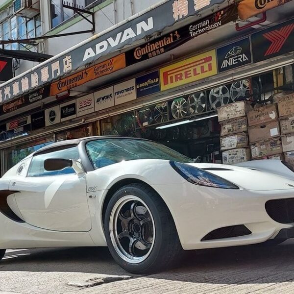 Lotus Elise with 16×7 and 17×8-inch Advan RG-D2