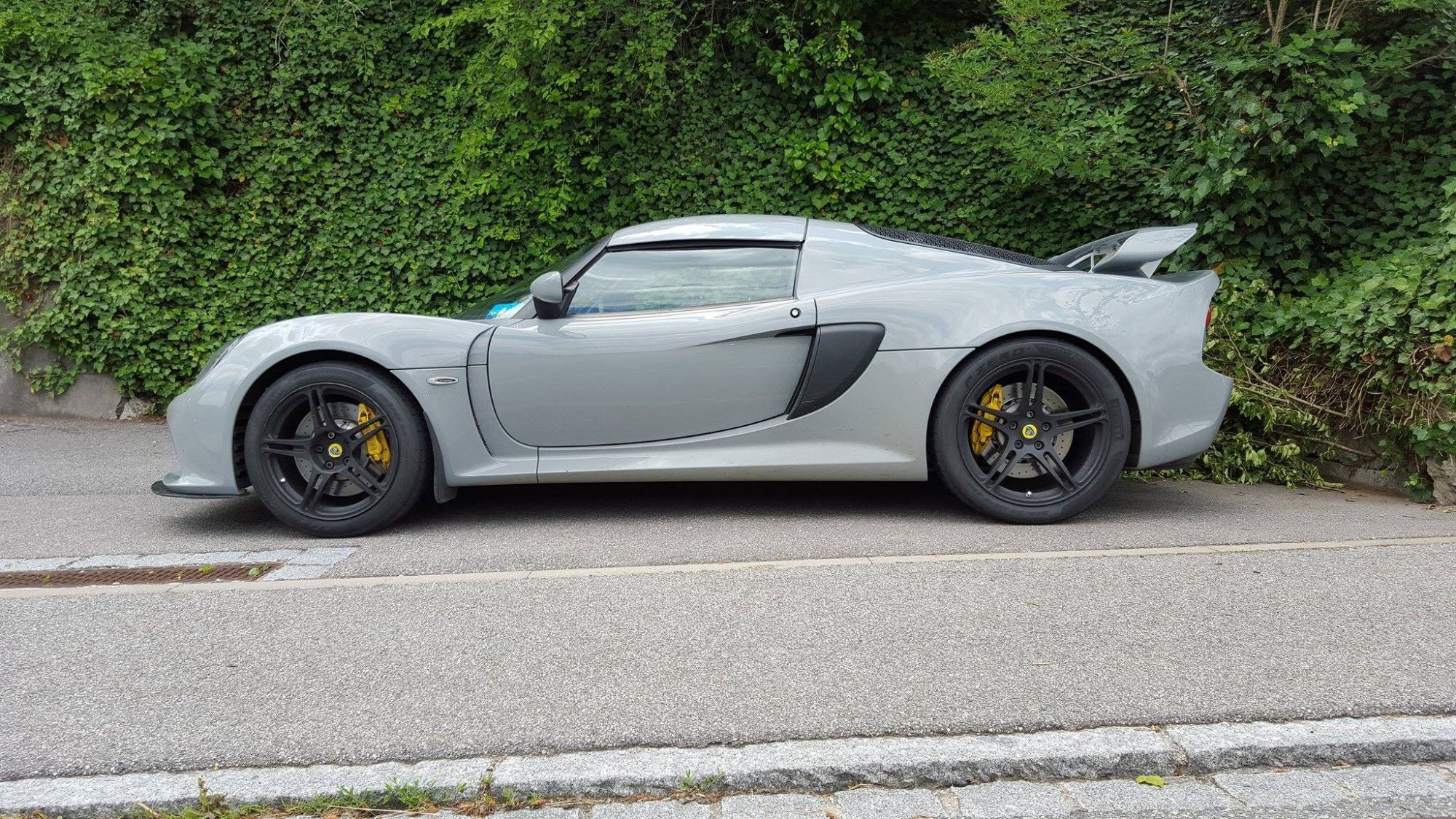 Lotus Exige V6 with 17×7.5 and 18×9.5-inch BC Forged RS42