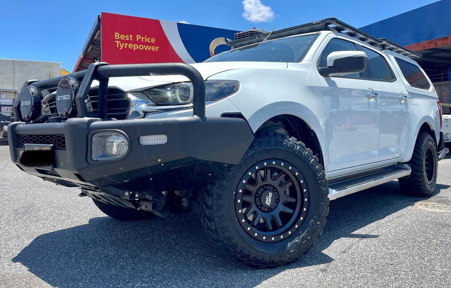 Mazda BT-50 with 17×9-inch Dirty Life CANYON PRO 9309