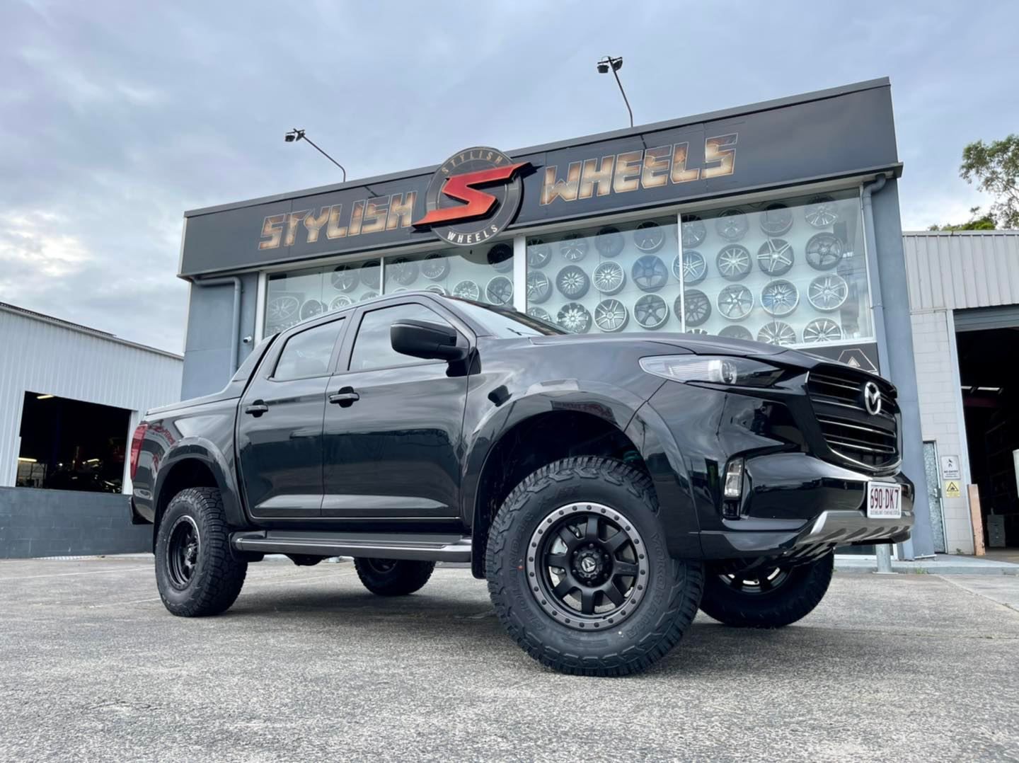 Mazda BT-50 with 17×8.5-inch Fuel Off-Road Trophy D551