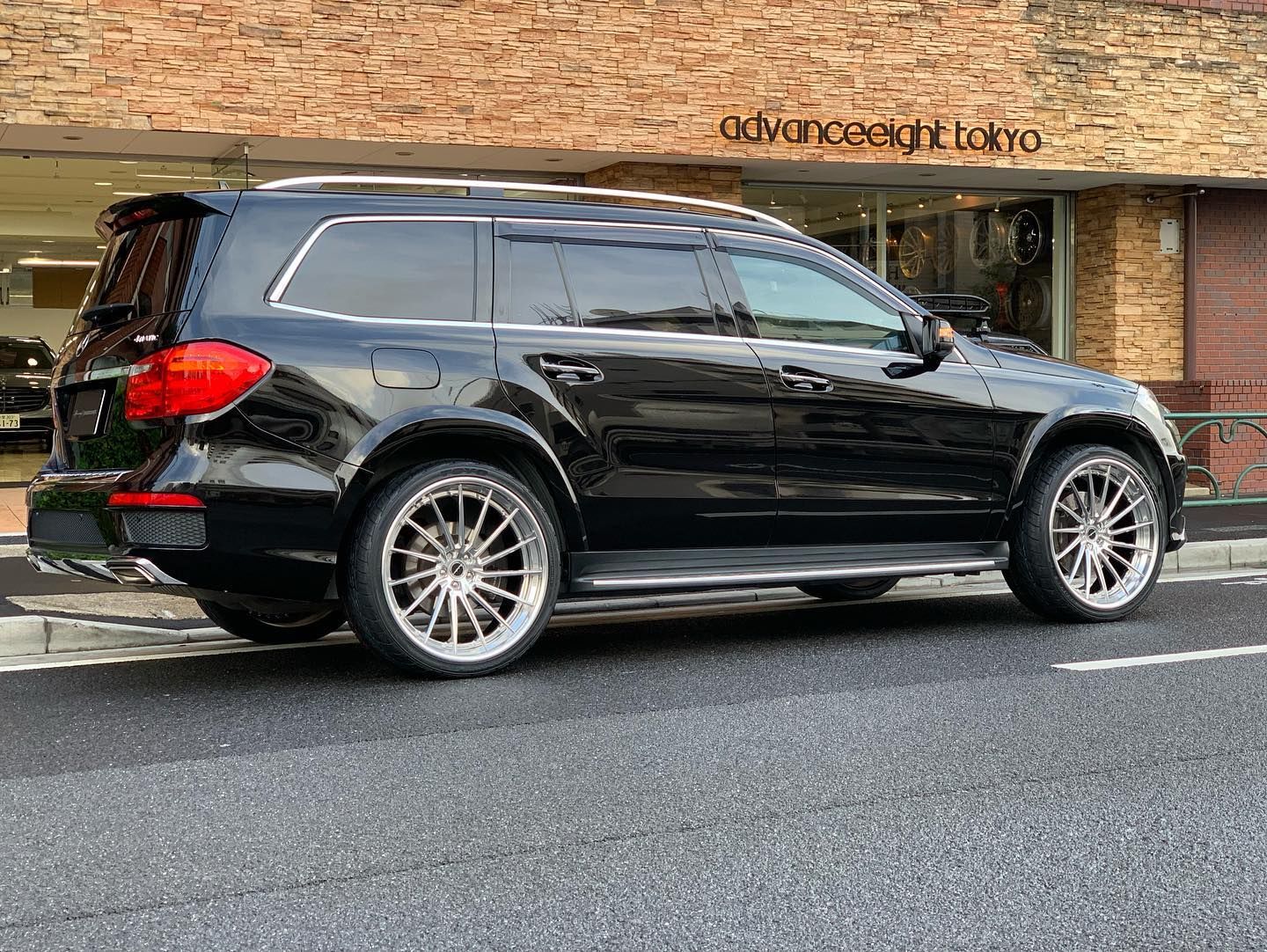 Mercedes-Benz GL Class with 24-inch Brixton Forged R15 Targa