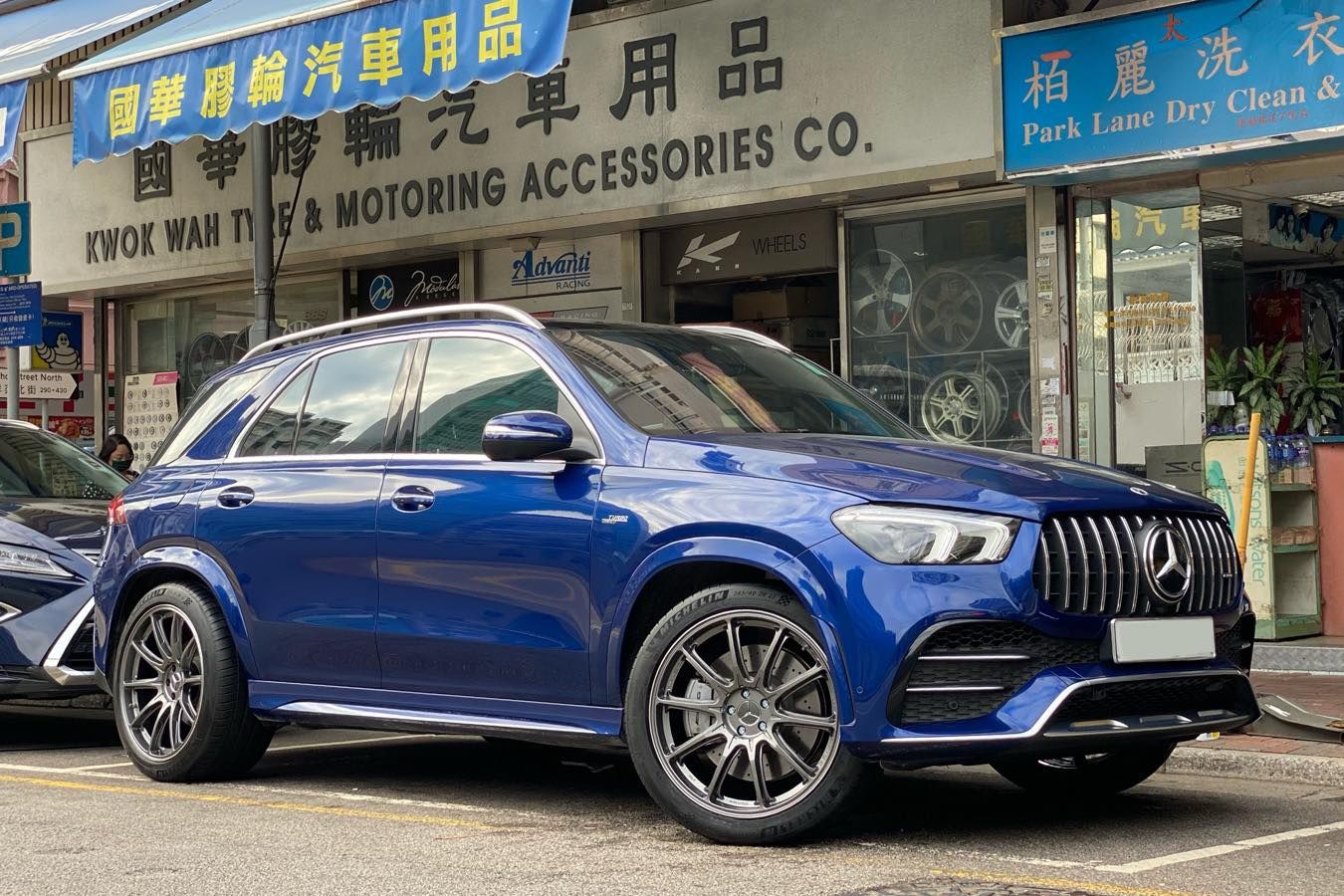 Mercedes-Benz GLE W167 with 22×10 and 22×11.5-inch OZ HyperXT HLT