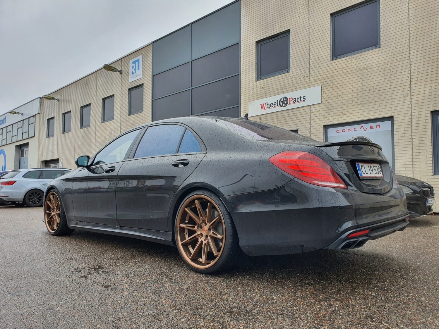 Mercedes-Benz S Class W222 with 22×9 and 22×10.5-inch Ferrada CM2
