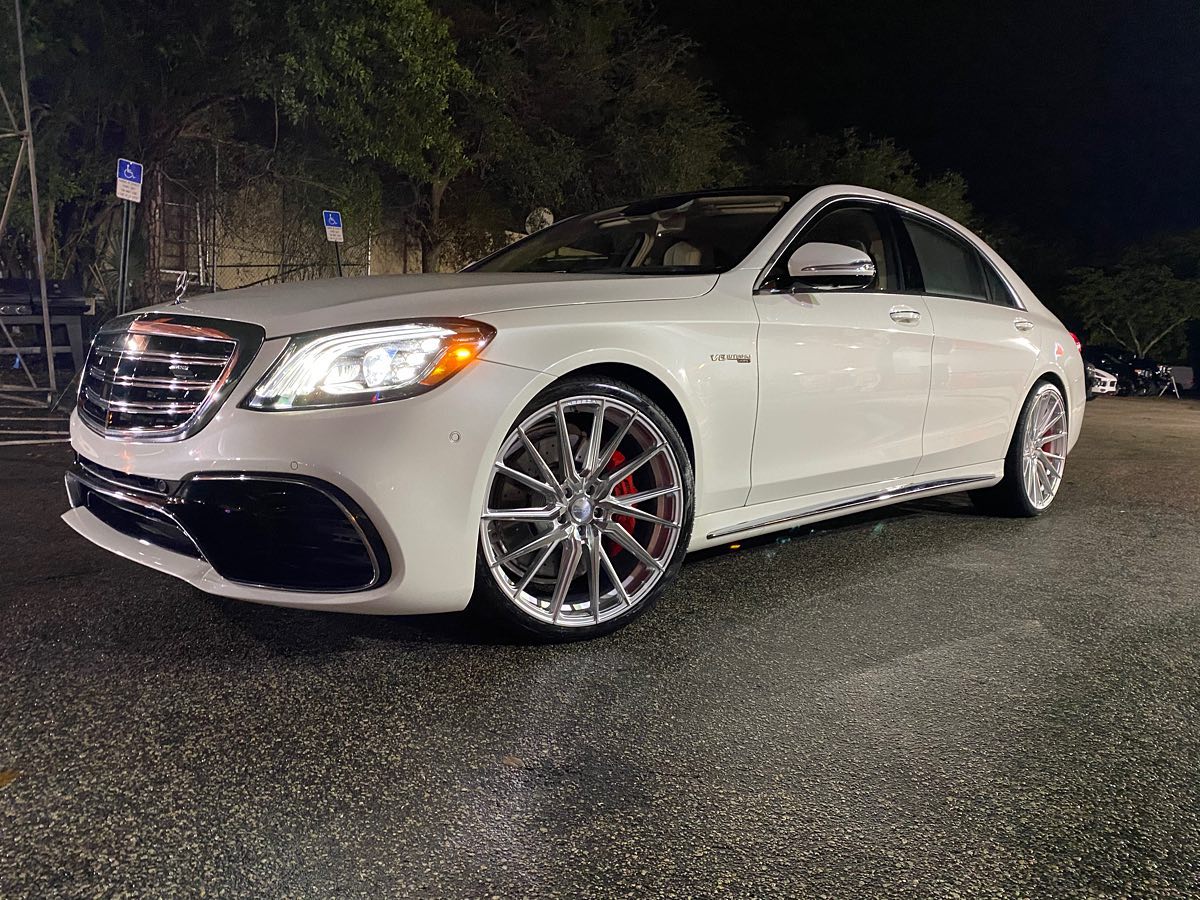Mercedes-Benz S Class W222 with 22×9 and 22×10.5-inch Vossen HF-4T