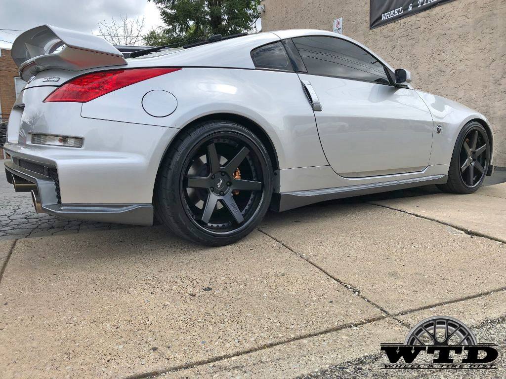 Nissan 350Z with 20×9 and 20×10.5-inch Niche Altair M192