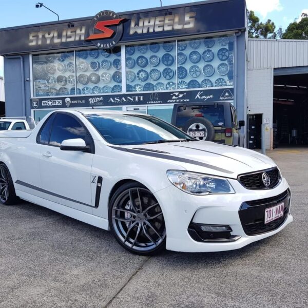 Holden/HSV Commodore VF with 20-inch Niche Vosso M204