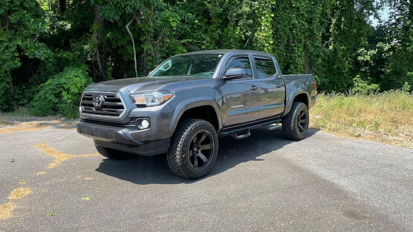 Toyota Tacoma with 20×10-inch Fuel Off-Road Beast D564