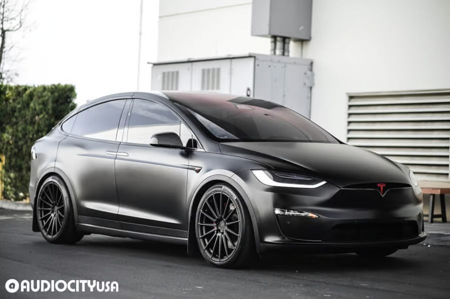Tesla Model X with 22×9 and 22×10.5-inch Avant Garde M61