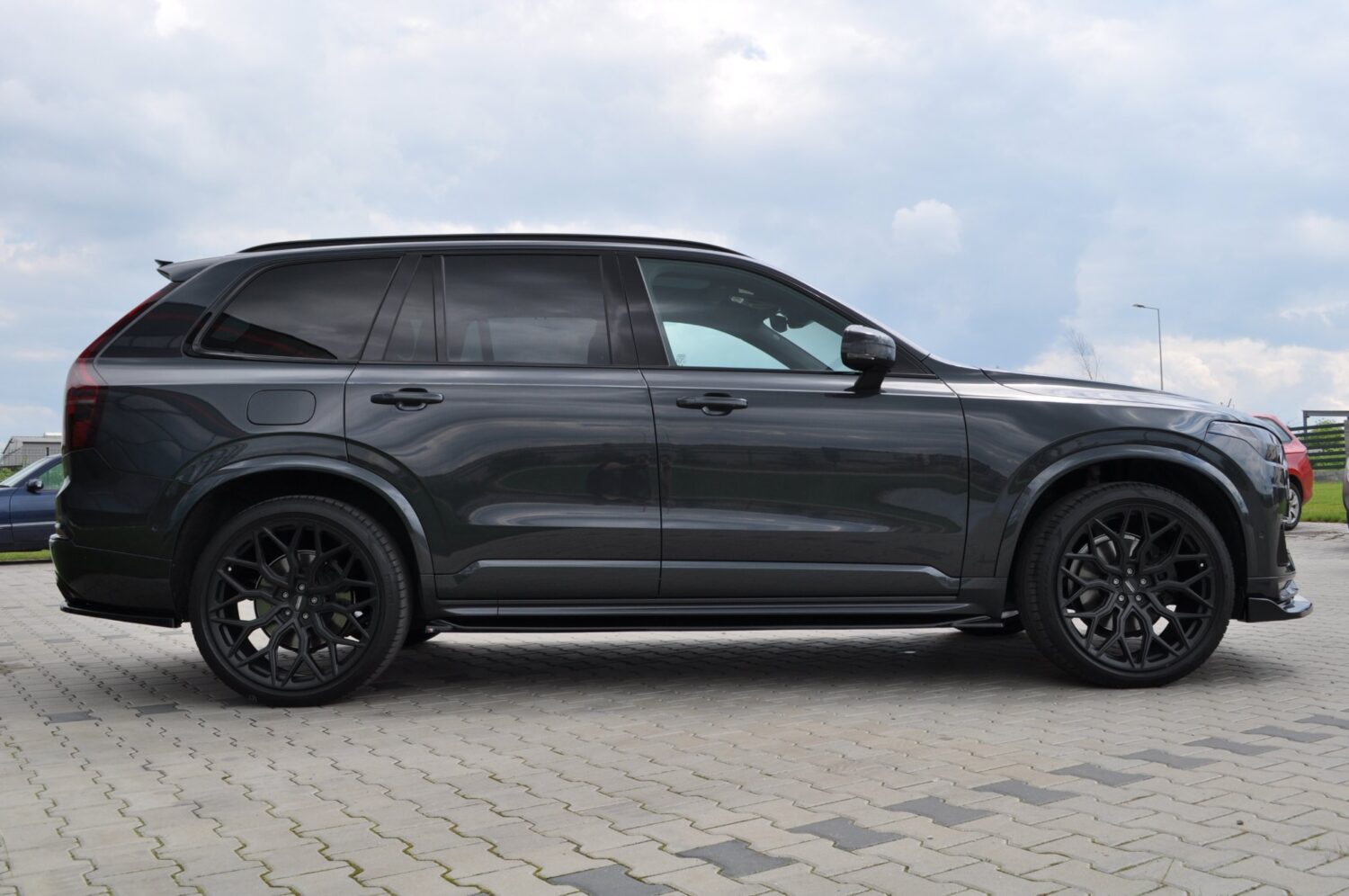 Volvo XC90 with 22×9.5-inch Vossen HF-2