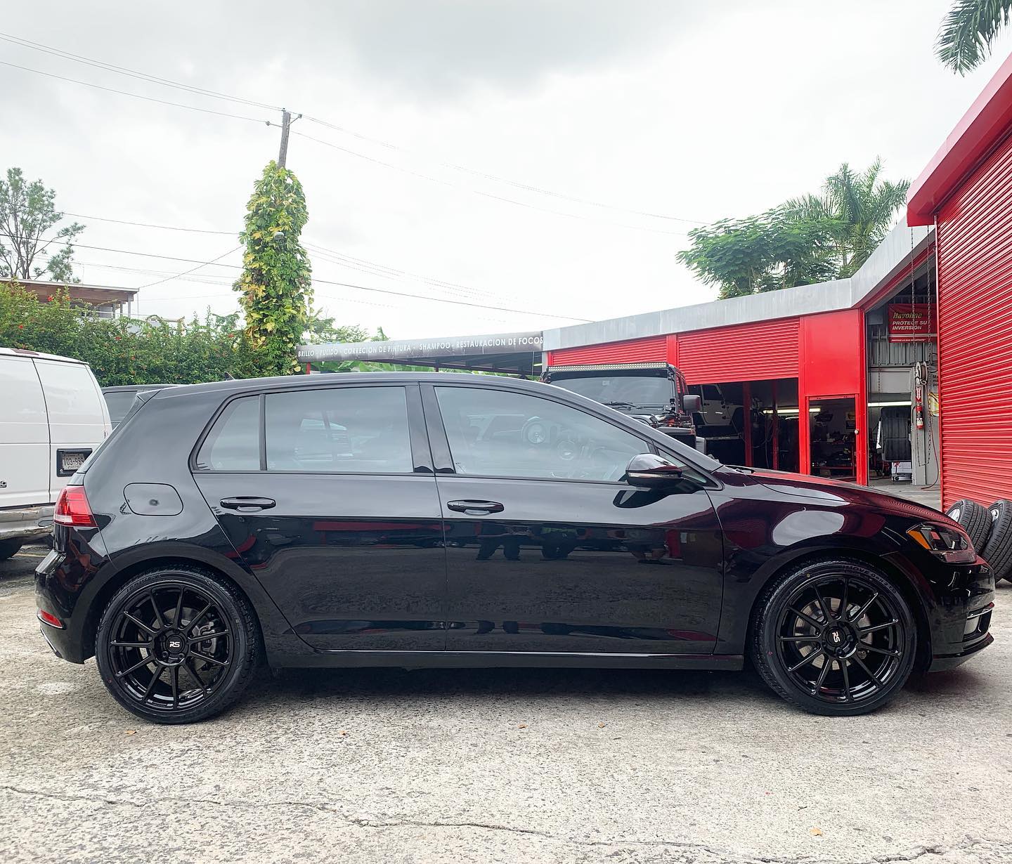 Volkswagen Golf Mk7 with 18×8.5-inch Neuspeed RSe11