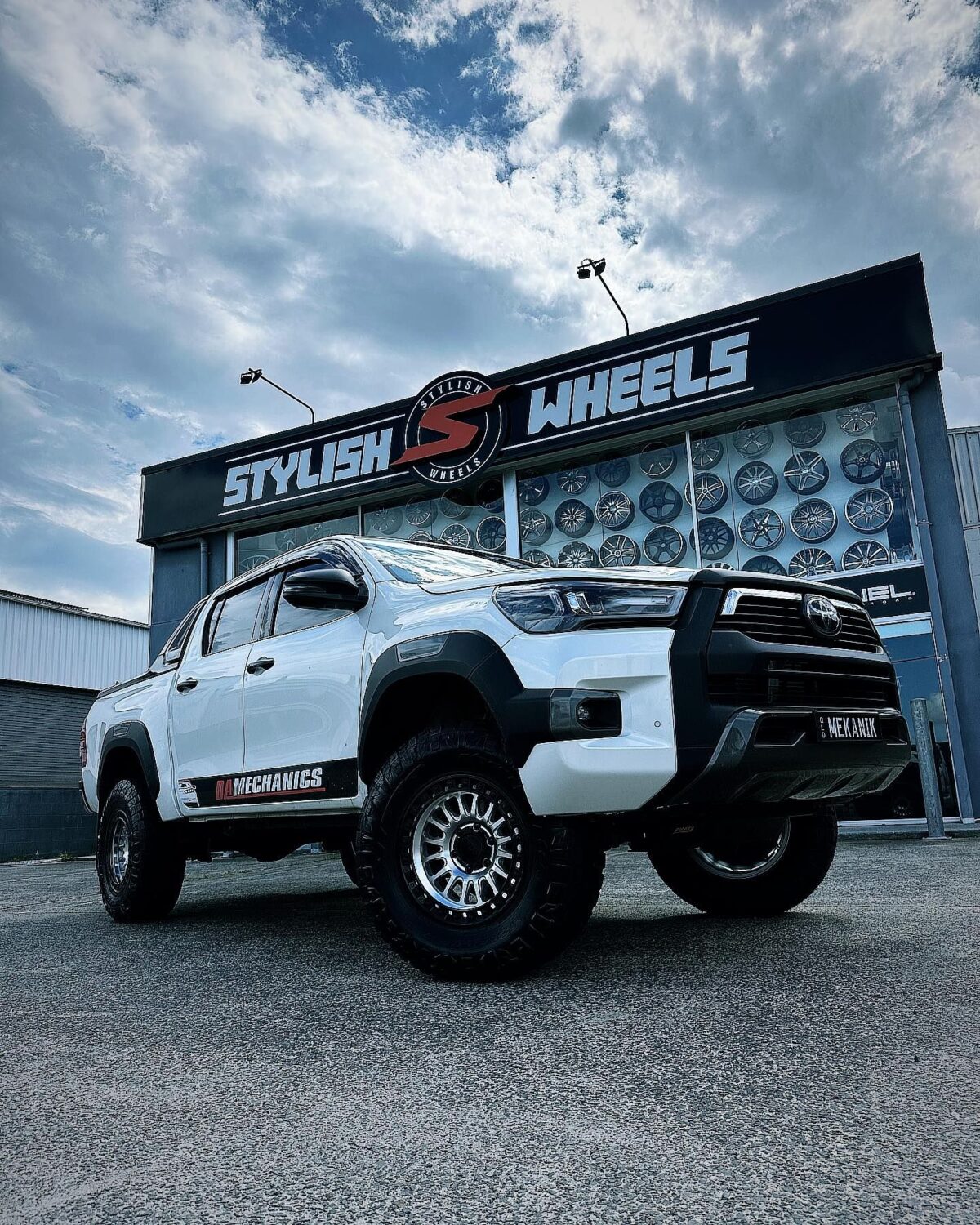 Toyota Hilux with 17×8.5-inch KMC IMS