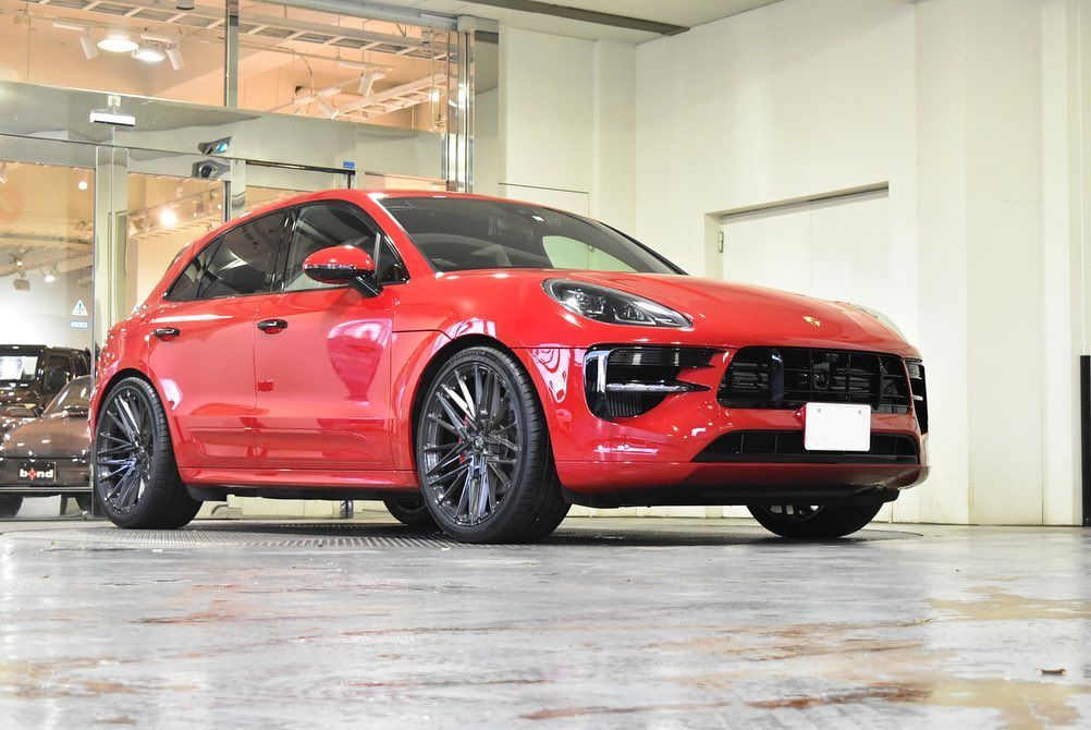 Porsche Macan with 22×9.5 and 22×10.5-inch BC Forged EH185