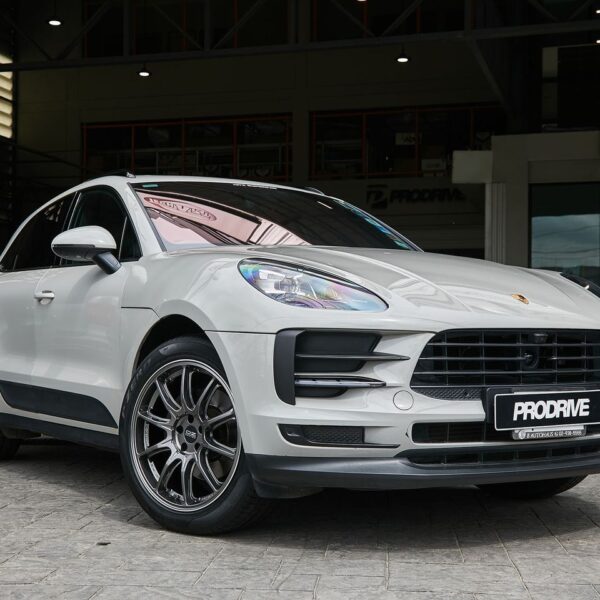 Porsche Macan with 20-inch OZ HyperXT HLT