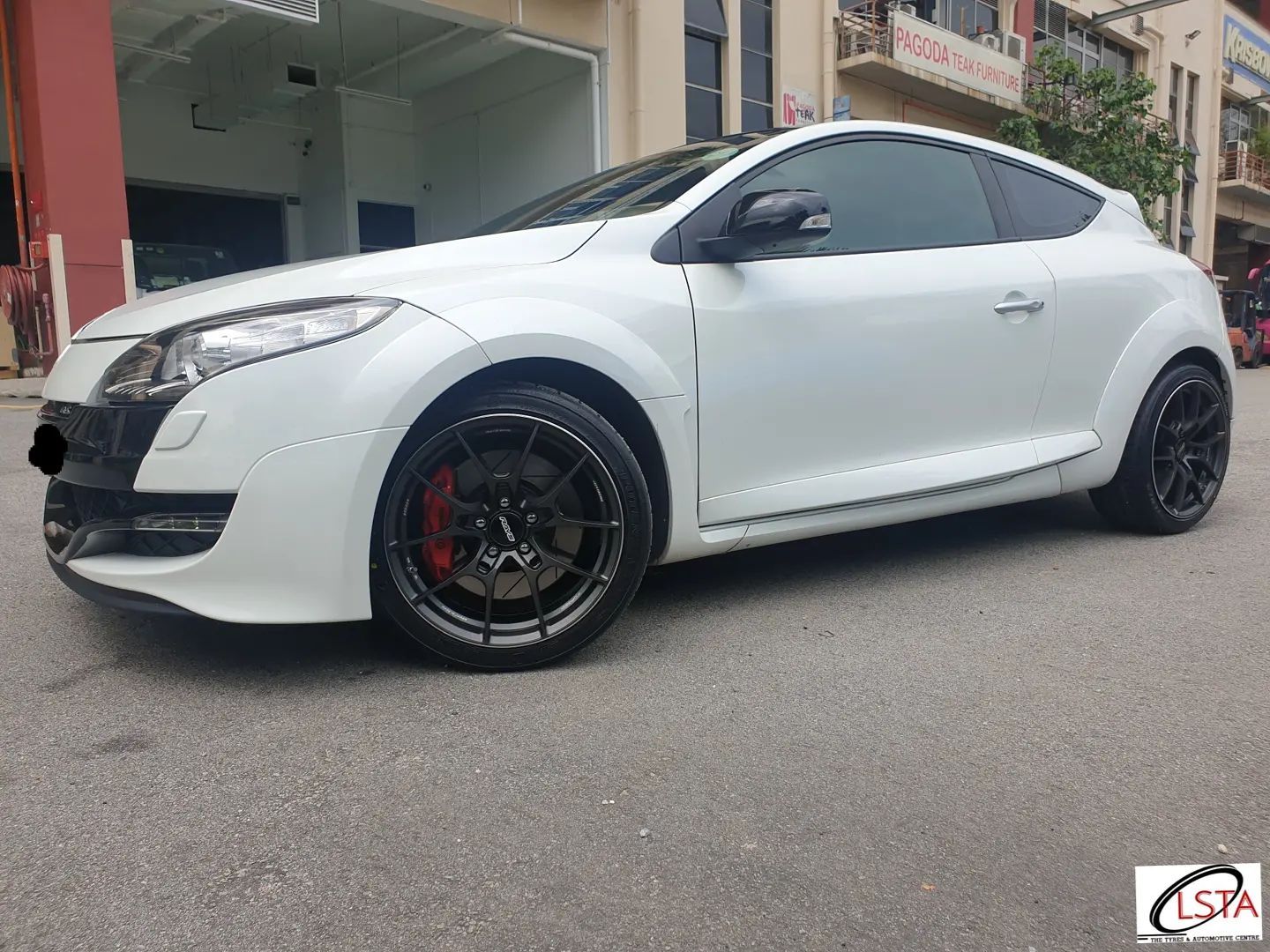 Renault Megane RS with 18-inch Rays Volk G025