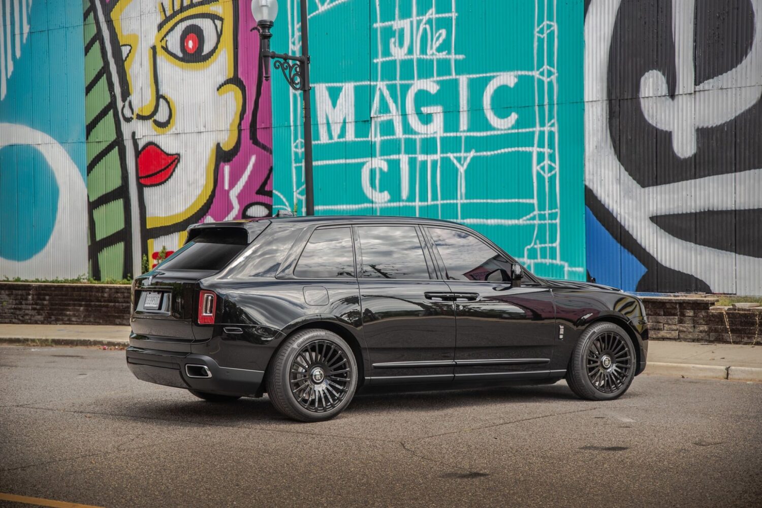 Rolls-Royce Cullinan with 22×9 and 22×10.5-inch Forgiato Singolo-M