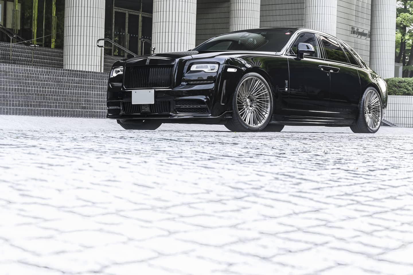 Rolls-Royce Ghost with 22×9 and 22×10.5-inch 1221 Wheels R6116 AP2 Apex3.0