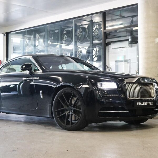 Rolls-Royce Wraith with 22×10-inch Niche Targa M130