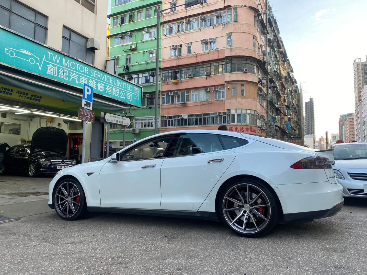 Tesla Model S with 21×9 and 21×10.5-inch Vossen HF-3