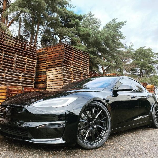 Tesla Model S with 21-inch Forgiato TEC 2.7