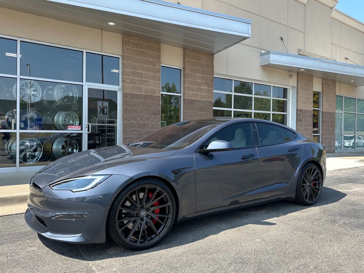 Tesla Model S with 22×9 and 22×11-inch Vossen HF-4T