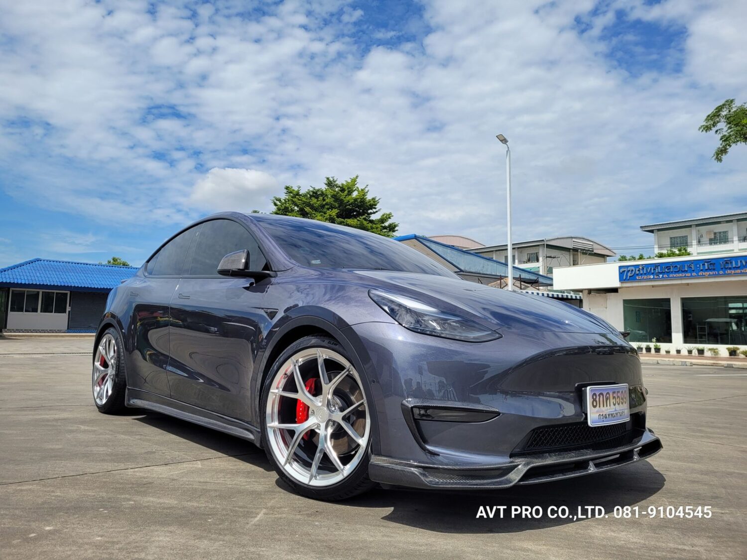 Tesla Model Y with 21×9.5 and 21×10.5-inch BC Forged KL01