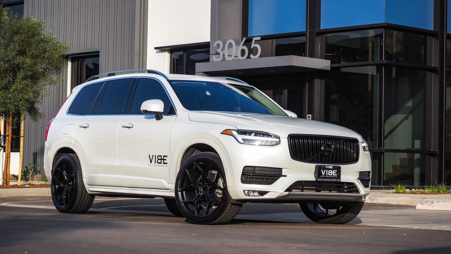 Volvo XC90 SPA with 22×10.5-inch Blaque Diamond BD-F25