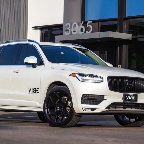 Volvo XC90 SPA with 22×10.5-inch Blaque Diamond BD-F25