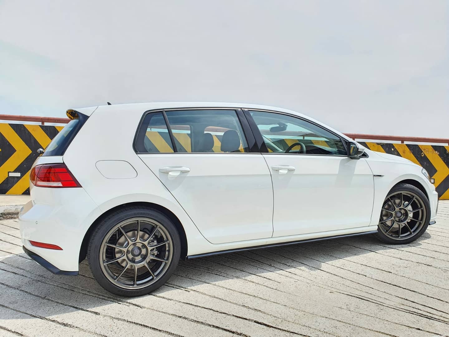 Volkswagen Golf Mk7 with 18-inch WedsSport TC-105X