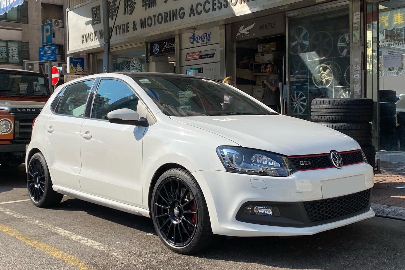Volkswagen Polo with 17×7.5-inch OZ Superturismo LM