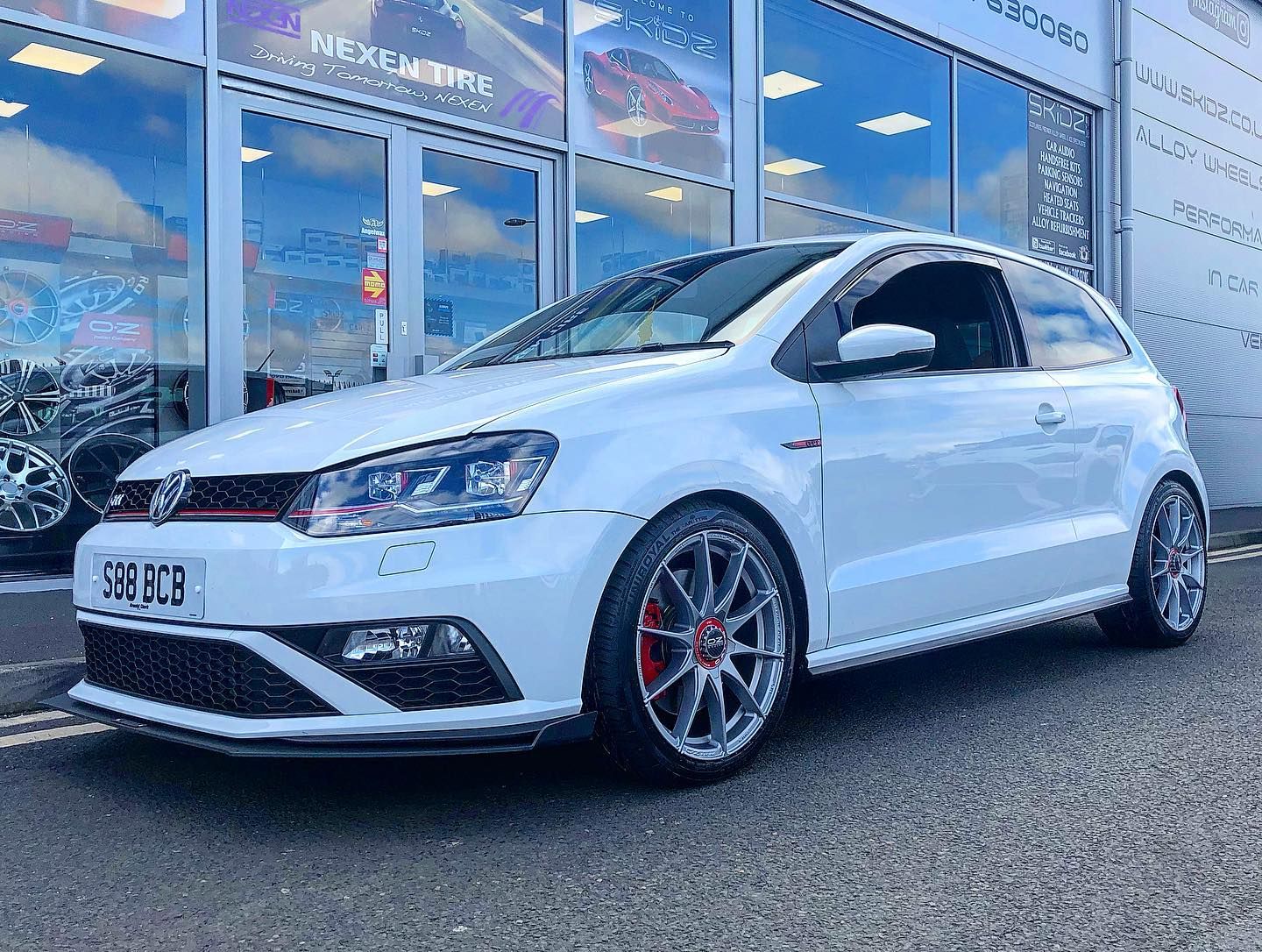 Volkswagen Polo with 17-inch OZ Formula HLT