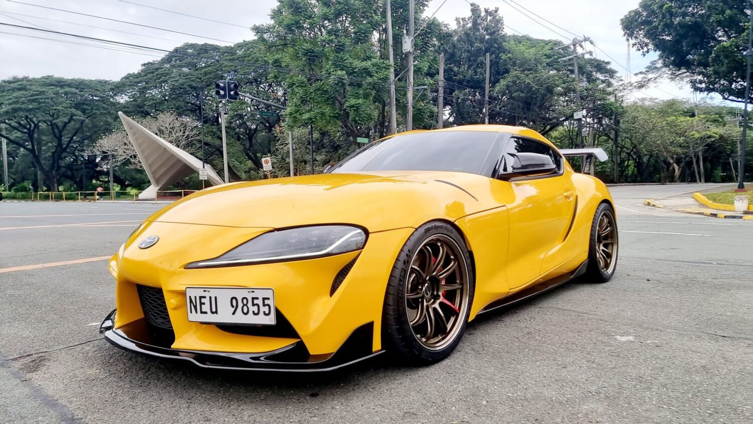 Toyota Supra GR with 19×9.5 and 19×10.5-inch Work Emotion ZR10
