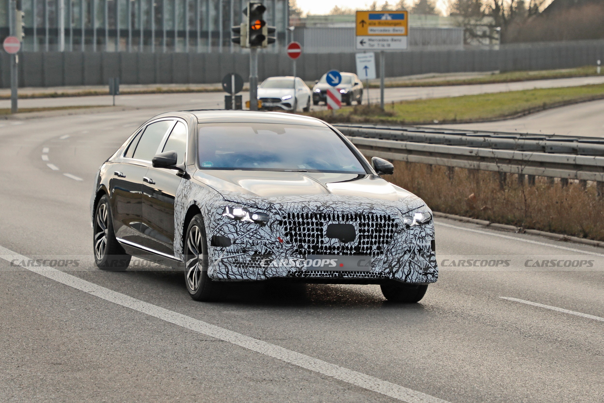 Luxury front-end tweaks of the Mercedes-Maybach S-Class