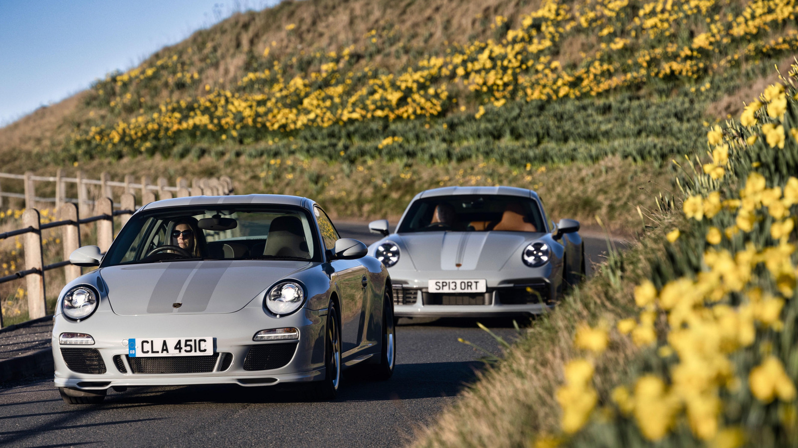 Porsche Wants Your Racing Stripes to Vanish at a Button
