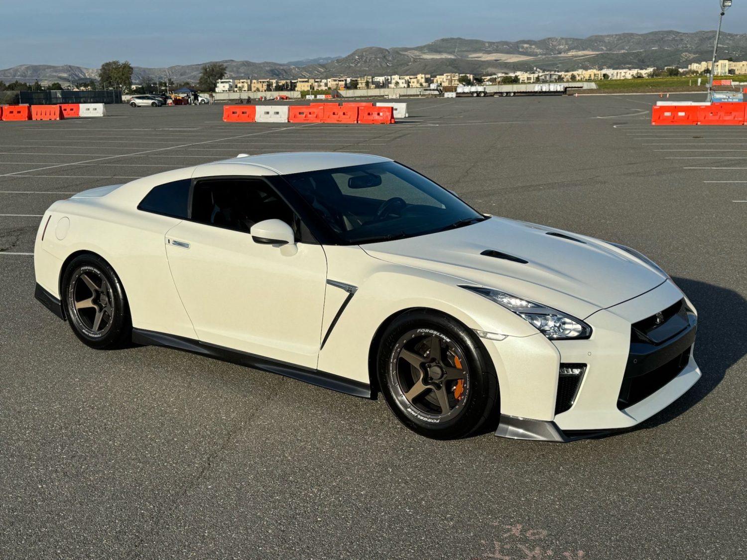 Nissan GT-R R35 White Forgeline CF1R Beadlock