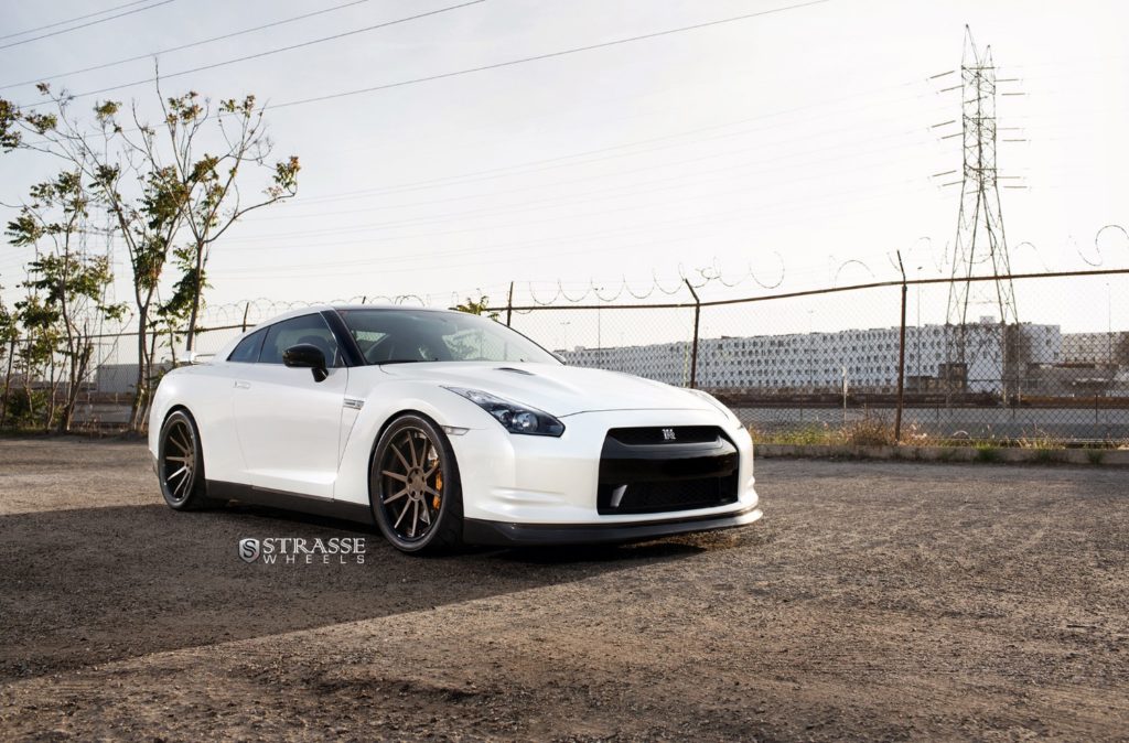 Nissan GT-R R35 White Strasse R10 FS | Wheel Front