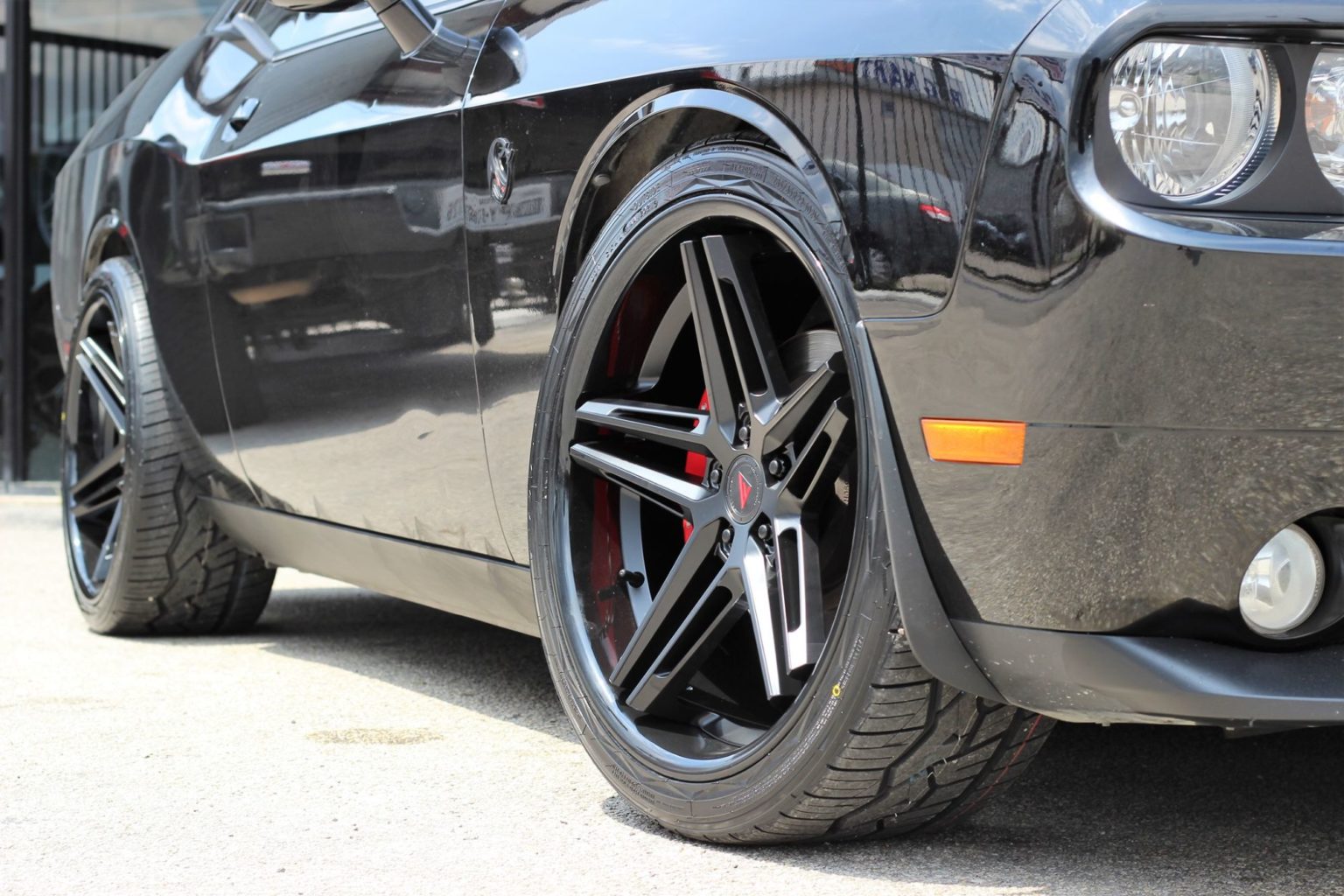 2015 Dodge Challenger R/T Black Ferrada CM1 | Wheel Front