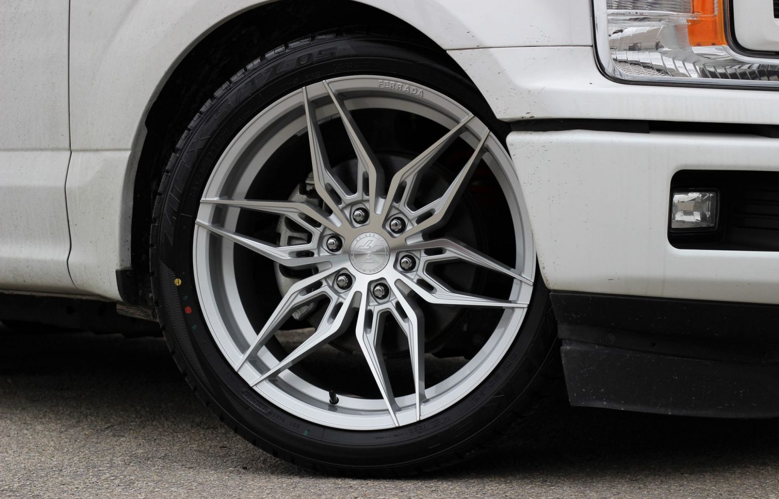Ford F-150 White Ferrada FT5 | Wheel Front