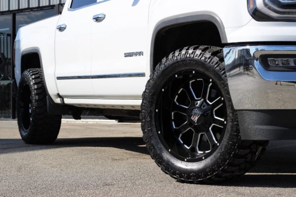 GMC Sierra White KMC XD825 Buck Wheel | Wheel Front