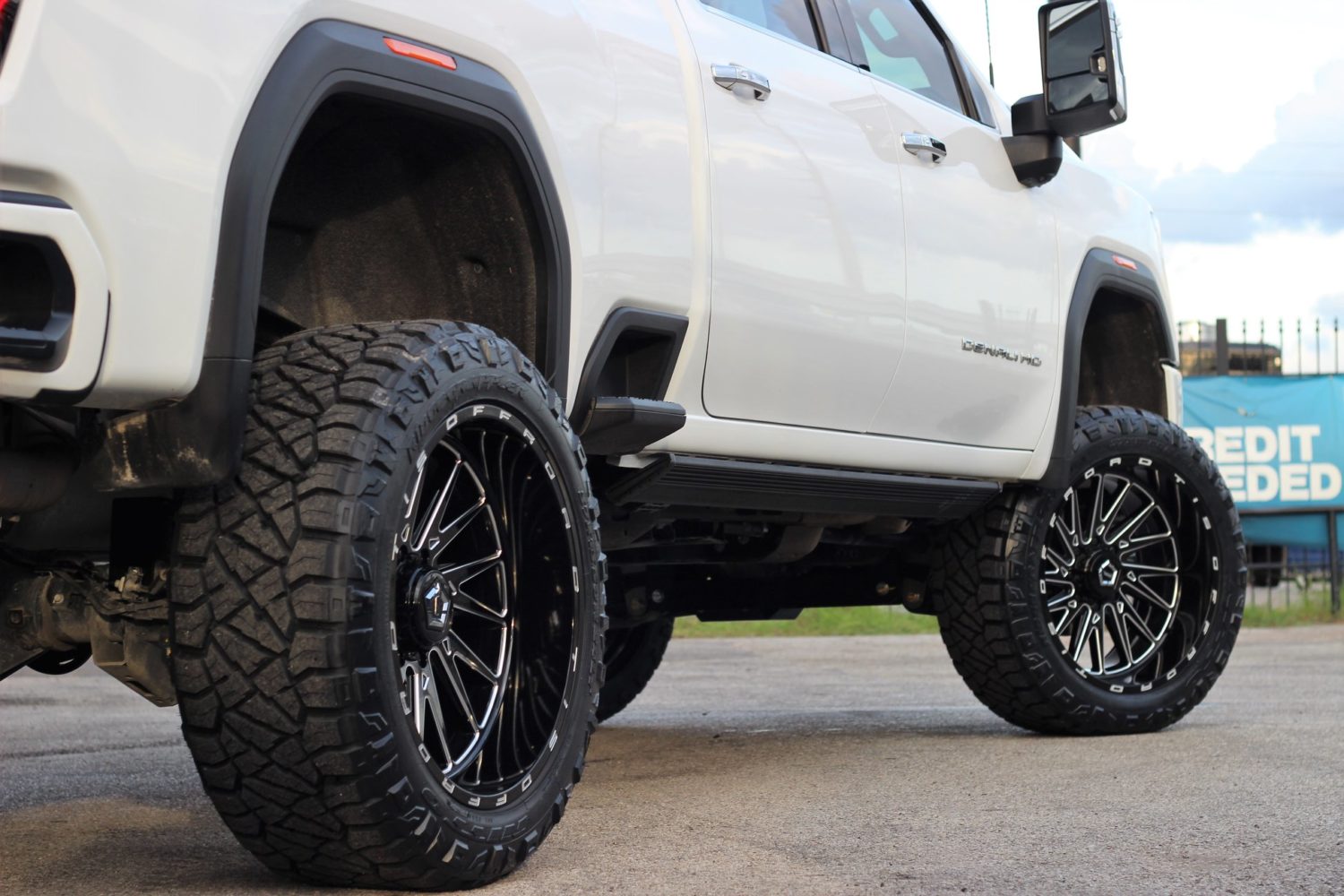 2020 GMC Sierra Denali HD White TIS 547BM | Wheel Front