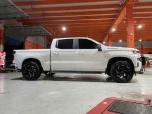 Chevrolet Silverado White Fuel Off-Road Reaction D753 | Wheel Front