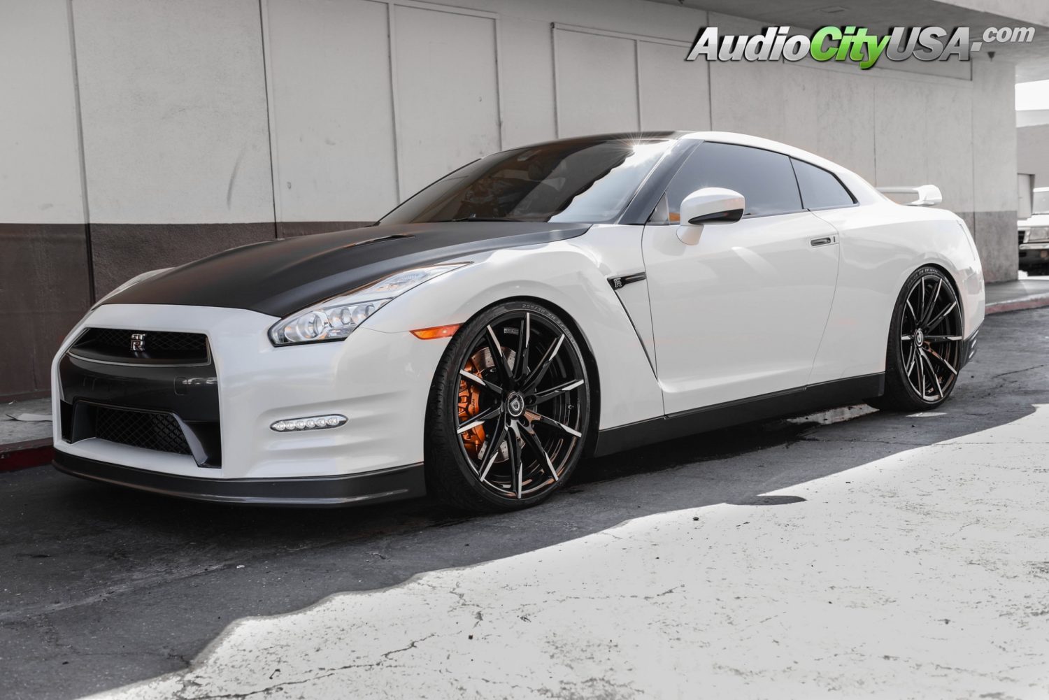 Nissan GT-R R35 White Lexani CSS-15 | Wheel Front