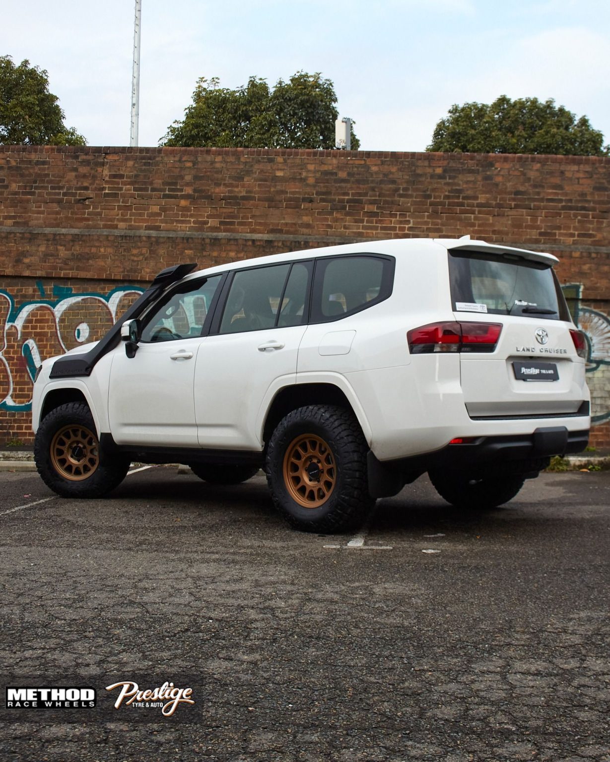 Toyota LandCruiser 300 Series White with Bronze Method 703 | Wheel Front