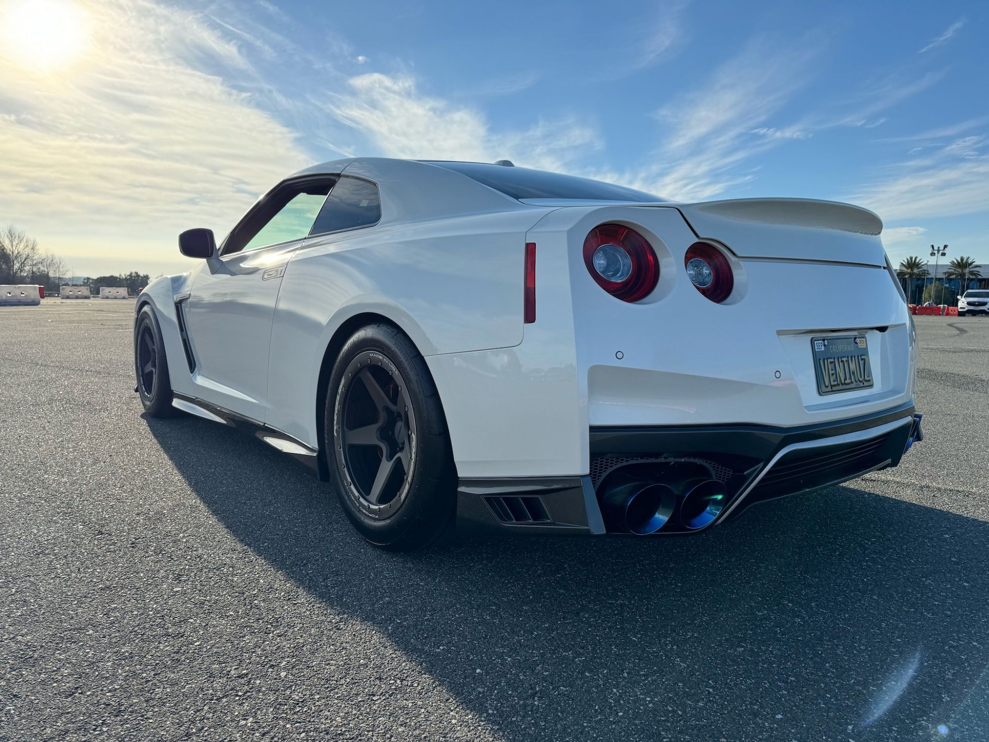 Nissan GT-R R35 White Forgeline CF1R Beadlock