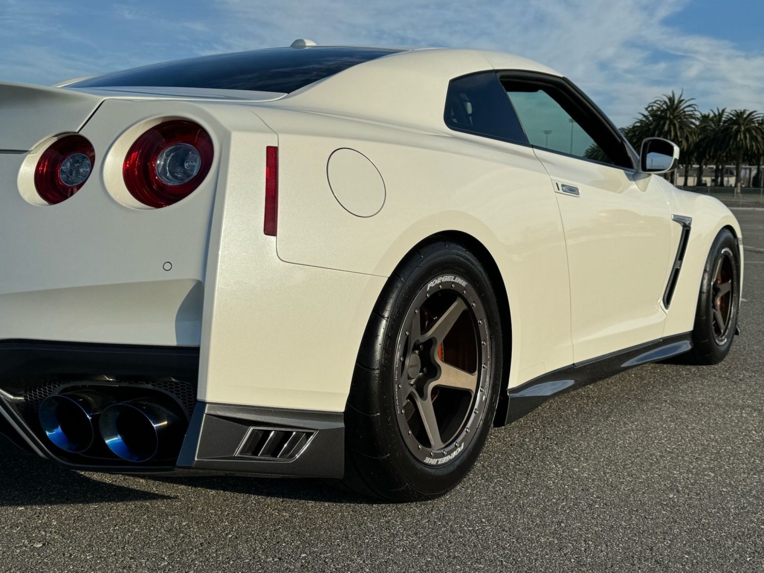 Nissan GT-R R35 White Forgeline CF1R Beadlock