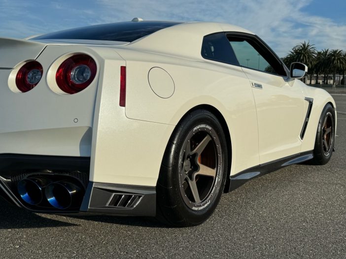 Nissan GT-R R35 White Forgeline CF1R Beadlock