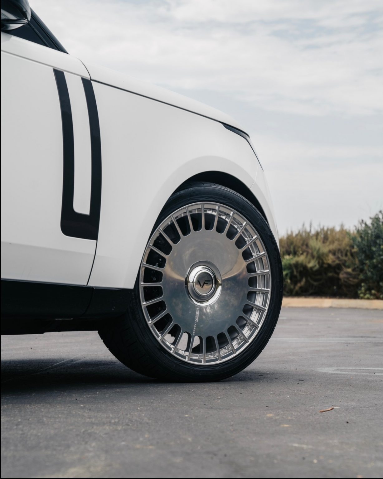 Land Rover Range Rover White Vision Forged Bespoke | Wheel Front