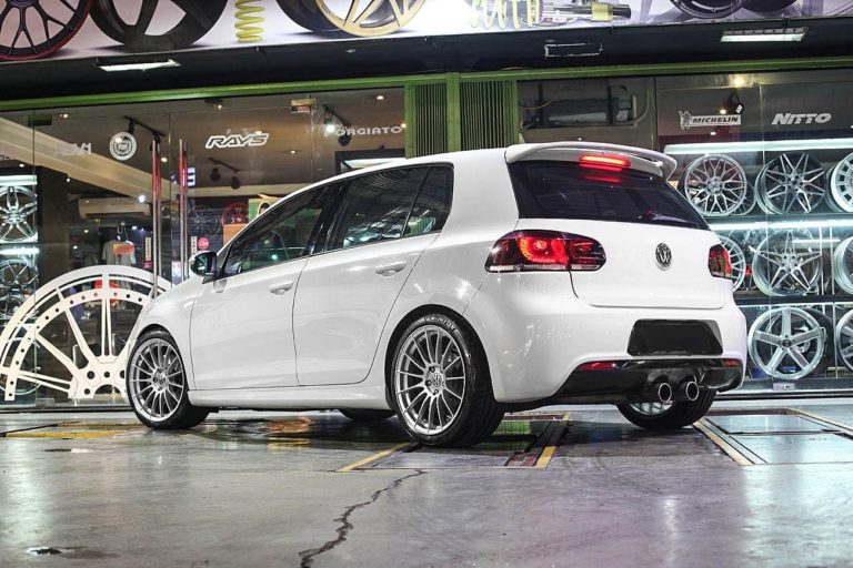 Volkswagen Golf R VI White Enkei RS05RR Wheel | Wheel Front