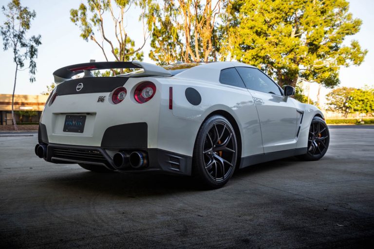 Nissan-GTR-White-Black-ZS05-13