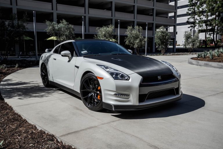 Nissan-GTR-White-Black-ZS05-6