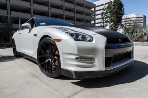 Nissan-GTR-White-Black-ZS05-8